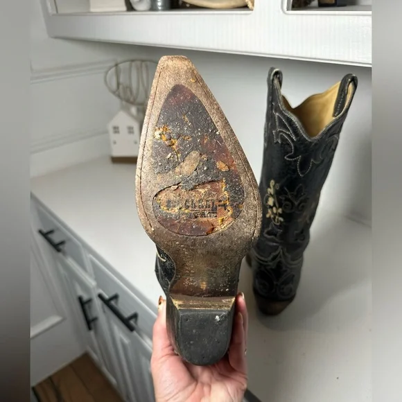 **SOLD**Corral Women’s 8.5M Black Embroidered Cowboy Boots Distressed Western - Picture 8 of 10